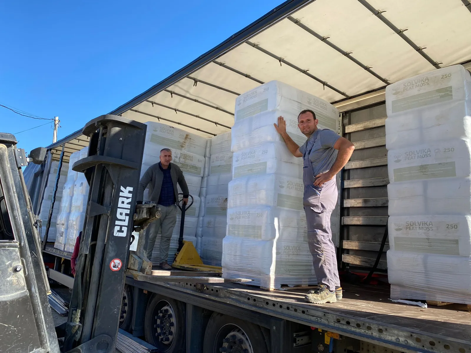 Pallets of 250 L bags of SOLVIKA peat moss loaded onto a truck